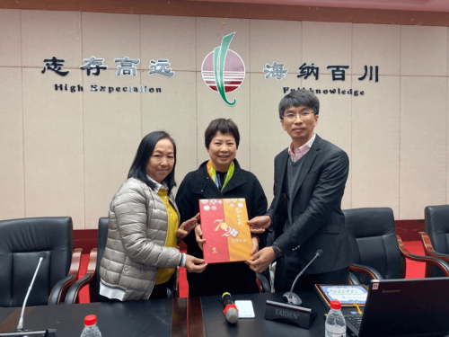 本校致送纪念品