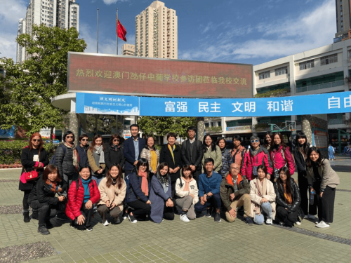 姐妹学校领导与本校教职员在校门外大合照