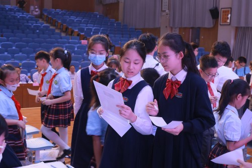 学生积极展开讨论