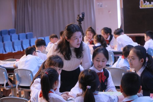 老师在思政课堂上指导学生