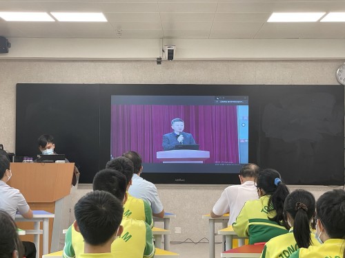 哈爾濱群力經緯中學代表發言