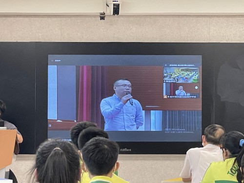 哈爾濱群力經緯中學老師作講解