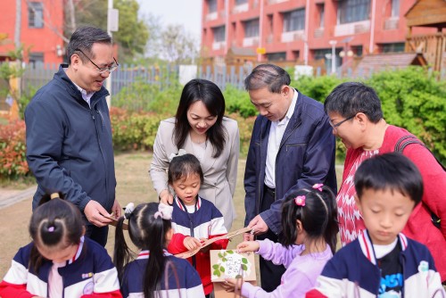 東南學校領導與鄭東新區實驗幼兒園學生交流