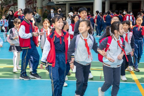 姐妹校交換生手牽手結伴上課