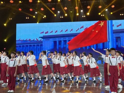 两校学生认真演出