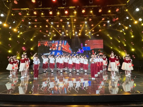 两校学生演译《我是中国少年》