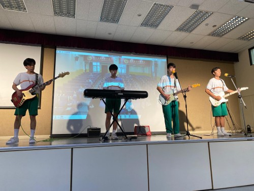 圣若瑟教区中学学生进行乐队表演