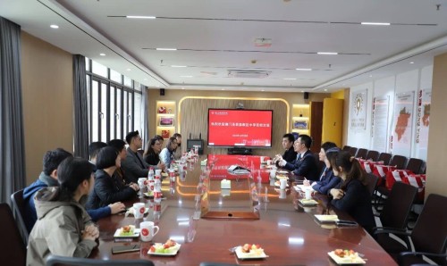 两校领导进行座谈