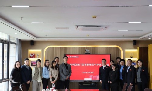 两校领导在会议室留影