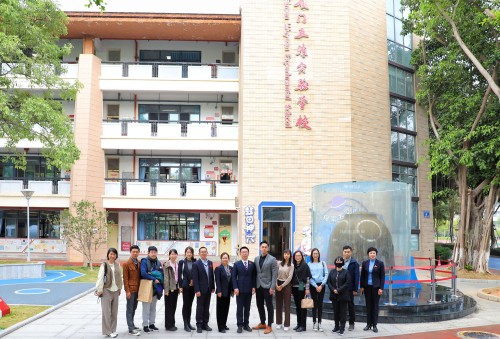两校领导在厦门五缘实验学校门外大合照