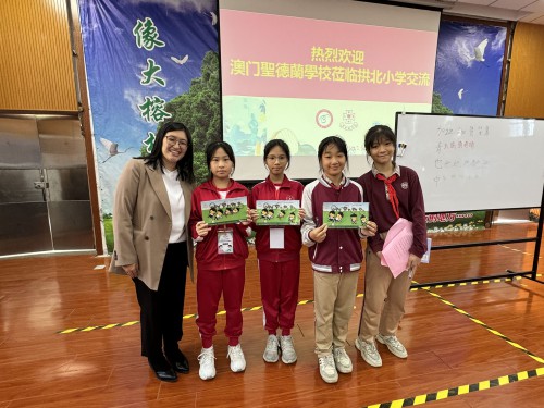 圣德兰学校刘少华校长与两校学生代表合照留念