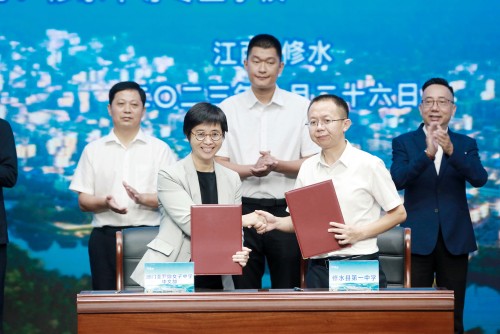 贛澳學校代表在締結友好姐妹學校簽約儀式上