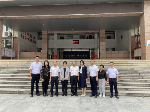 修水一中與我校代表在校內合影留念