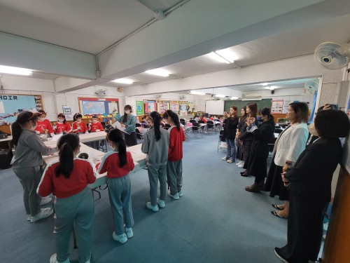 學校手鈴隊表演