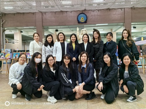 與本校中文老師合照