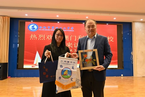 本校校长与四十二中校长合照留念