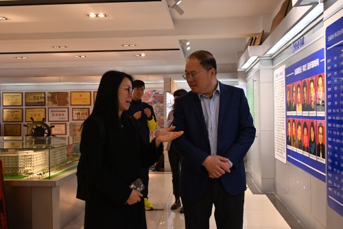 本校师生受四十二中邀请参观该校的校史馆