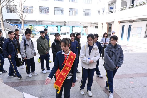 四十二中校史解说员带领本校师生参观校园