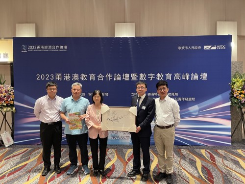 澳門培道中學與寧波效實中學校長及代表在儀式上合影