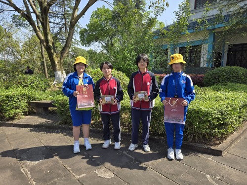 澳門培道中學學生與四川廣安中學學生交換小禮品