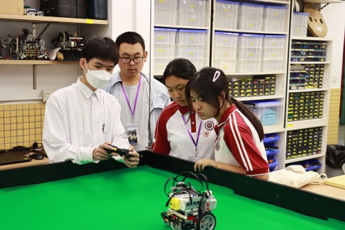 四川廣安中學和廣元中學學生感受培道機械人設計課程