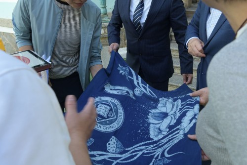 蠟染作品印有兩校校徽