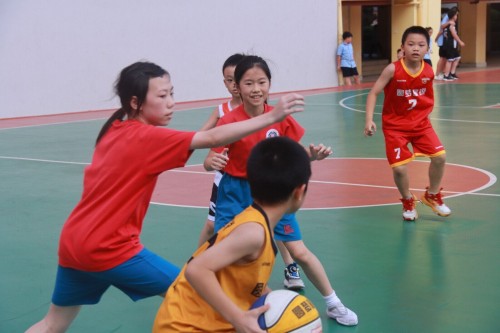 两校学生篮球友谊赛