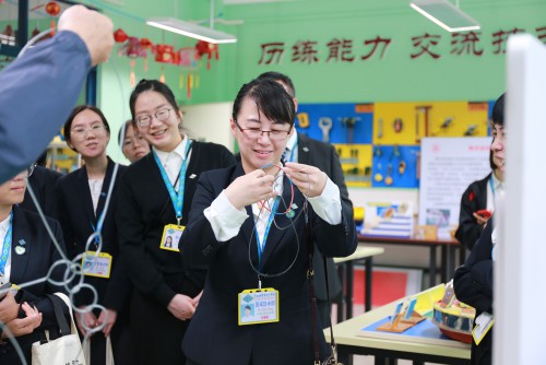 老师兴致勃勃研究学生的创意设计