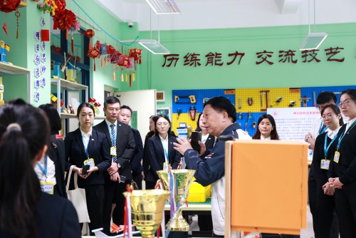 何忠亮校长介绍学生创作成果