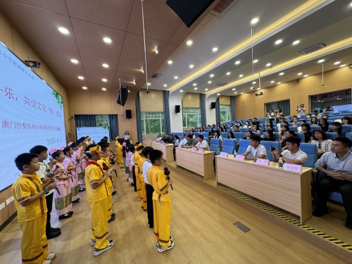 学生表演欢迎姐妹学校老师