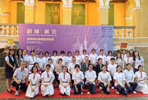 師生在澳門瘋堂十號創意園聯展上合照