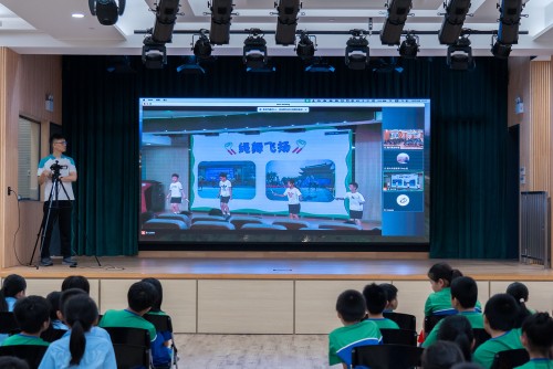 衢州市新華小學的同學還展示精彩繩操