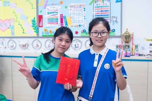 姐妹校学生互赠礼物