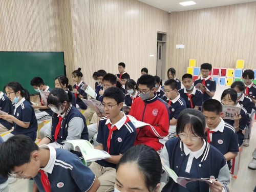 结对研学期间学生融入九洲中学的课堂中学习