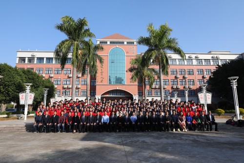 在九洲中学联合展演的师生合照