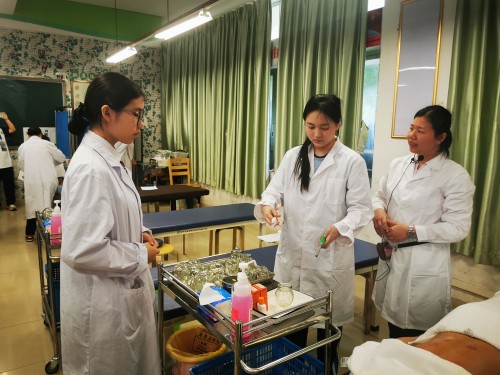 学生体验拔火罐