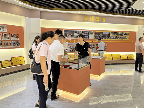 海口市椰博小學人員為本校人員作介紹