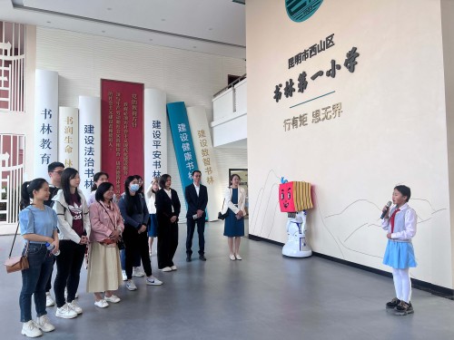 听取书林第一小学学校介绍