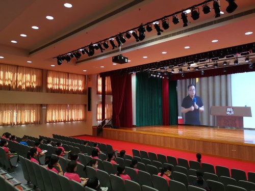 通过线上的方式学习雷有光博士关于园本课程开发的教学研讨