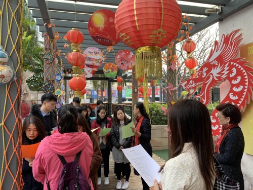 晨阳幼儿园教师讲解当天的参访流程及观课表