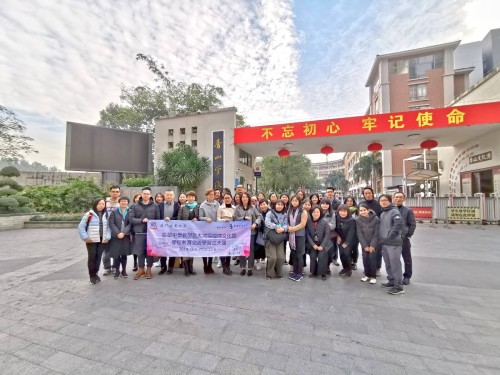 海星中学小学部教师与姐妹校教师在香山学校门口合照