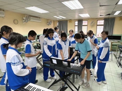 本校學生會帶領姐妹學校師生參觀電子琴室