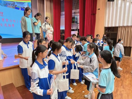 兩校學生互相送贈禮物