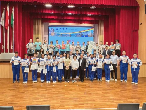 兩校師生在禮堂內大合照