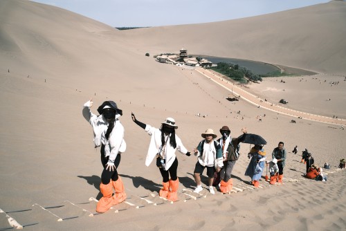 师生体验爬沙山