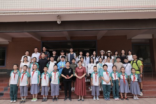 圣善学校与敦煌市南街小学师生合照