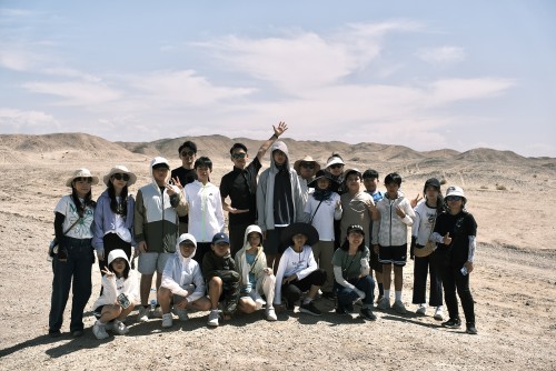 师生于戈壁滩上留影