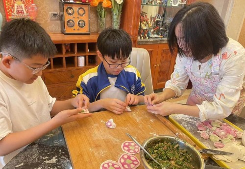 菜農小學生入住西安當地家庭學包北方餃子