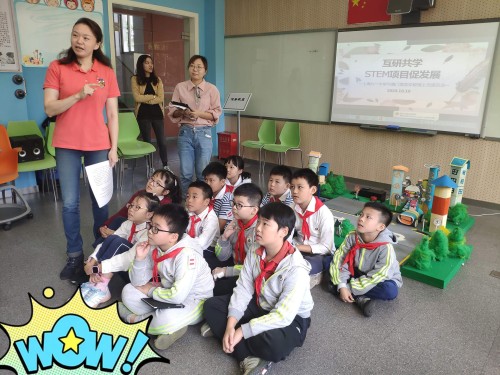 上海六一小學正與菜農學生交流互動