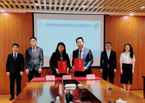 兩校校長在珠澳姐妹學校締結儀式上